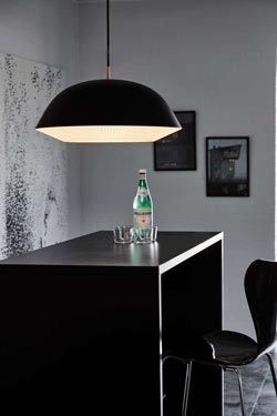 Cache grande suspension en cloche noire. Le Klint. 