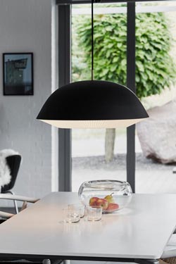 Cache grande suspension en cloche noire. Le Klint. 