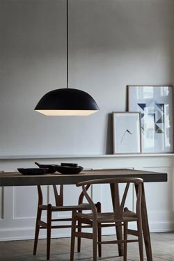 Cache grande suspension en cloche noire. Le Klint. 