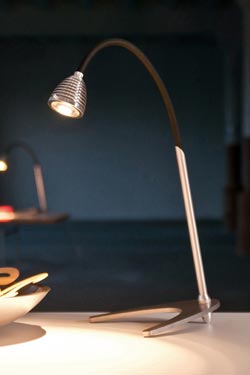 Athene Grande puissante lampe de bureau LED flexible noir. Less 