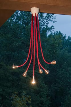 Athene Grande suspension LED 6 lumières sur flexible rouge. Less 'n' More. 