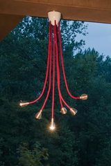 Athene Grande suspension LED 6 lumières sur flexible rouge. Less Athene Grande suspension LED 6 lumières sur flexible rouge. Less