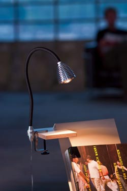 Athene puissante lampe  de bureau LED fixation par étrier flexible noir. Less 'n' More. 