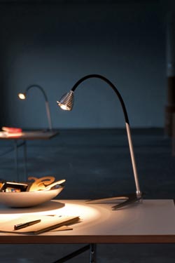 Athene Grande puissante lampe de bureau LED flexible noir. Less 