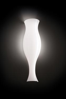 Applique Spring blanche forme vase antique. Leucos. 