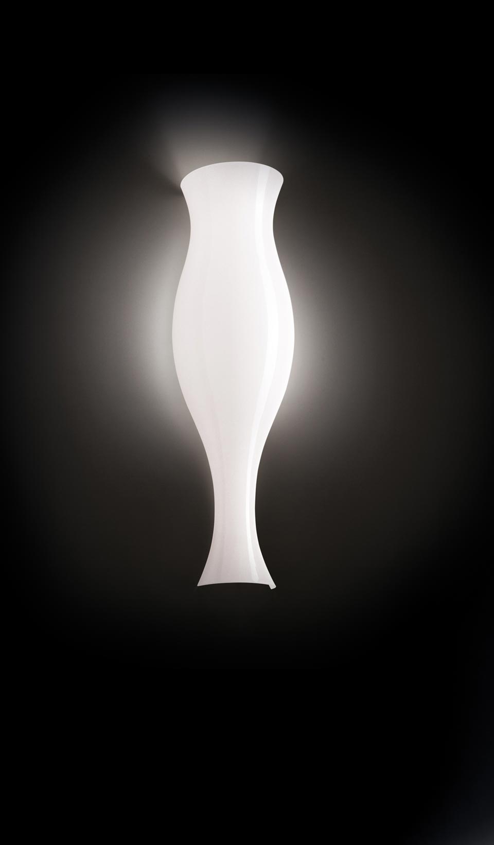 Applique Spring blanche forme vase antique. Leucos. 
