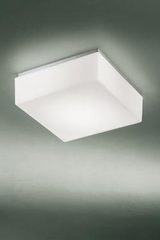 Cubi plafonnier en verre soufflé blanc satiné forme carré. Leucos. Cubi plafonnier en verre soufflé blanc satiné forme carré. Leucos.