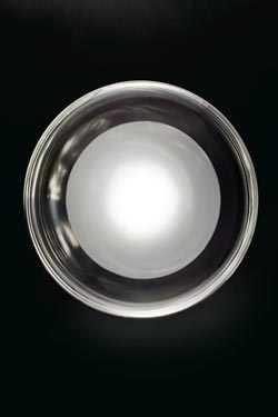 Grande applique Keyra grand modèle en verre soufflé cristal transparent et noyau opale blanc. Leucos. 