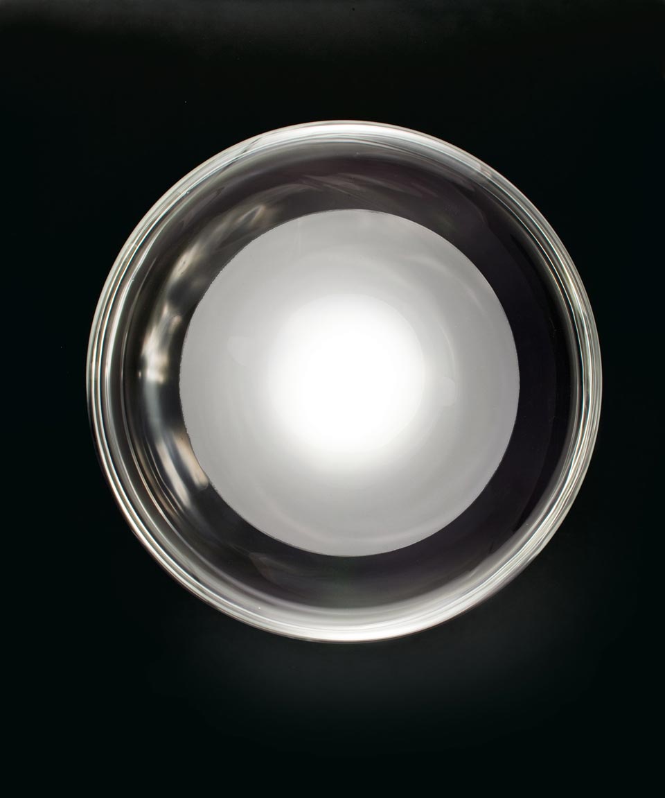 Grande applique Keyra grand modèle en verre soufflé cristal transparent et noyau opale blanc. Leucos. 