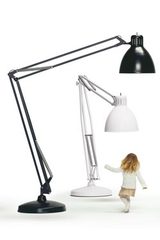 Lampadaire géant JJ en métal noir mat. Leucos. Lampadaire géant JJ en métal noir mat. Leucos.
