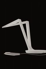 Lampe de bureau blanche à LED avec chargeur USB Flecha T. Leucos. Lampe de bureau blanche à LED avec chargeur USB Flecha T. Leucos.