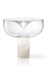 Lampe de table Aella en marbre blanc et verre clair petit modèle. Leucos. Lampe de table Aella en marbre blanc et verre clair petit modèle. Leucos.