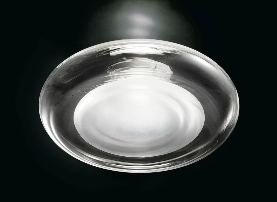 Plafonnier Keyra grand modèle en verre soufflé cristal transparent et noyau opale blanc. Leucos. 
