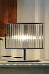 Stilio Lampe de table en acier brossé. Licht Im Raum. Stilio Lampe de table en acier brossé. Licht Im Raum.