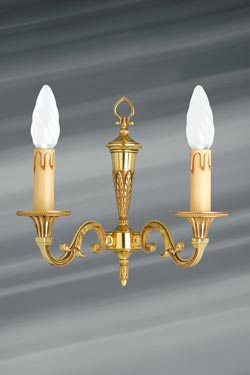 Applique à double lumière, en bronze massif, de style Louis XVI, patinée vieil or. Lucien Gau. 