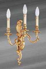 Applique Louis XV trois lumières vieil or. Lucien Gau. Applique Louis XV trois lumières vieil or. Lucien Gau.