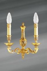 Applique Louis XVI, en bronze patiné vieil or, bougeoir double. Lucien Gau. Applique Louis XVI, en bronze patiné vieil or, bougeoir double. Lucien Gau.