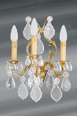 Applique pampilles cristal de bohème Louis XV doré trois lumières. Lucien Gau. Applique pampilles cristal de bohème Louis XV doré trois lumières. Lucien Gau.