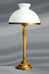 Grande lampe de style Louis XVI avec abat-jour en verre opale et bombé. Lucien Gau. Grande lampe de style Louis XVI avec abat-jour en verre opale et bombé. Lucien Gau.