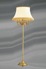 Lampadaire doré, style Louis XVI sur pied cannelé, six lumières. Lucien Gau. Lampadaire doré, style Louis XVI sur pied cannelé, six lumières. Lucien Gau.