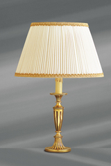 Lampe de style Louis XVI en bronze massif doré avec grand abat-jour blanc plissé et galonné. Lucien Gau. Lampe de style Louis XVI en bronze massif doré avec grand abat-jour blanc plissé et galonné. Lucien Gau.