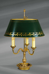 Lampe en bronze massif de style Louis XVI, trois lumières, avec abat-jour en bronze peint vert et doré. Lucien Gau. 