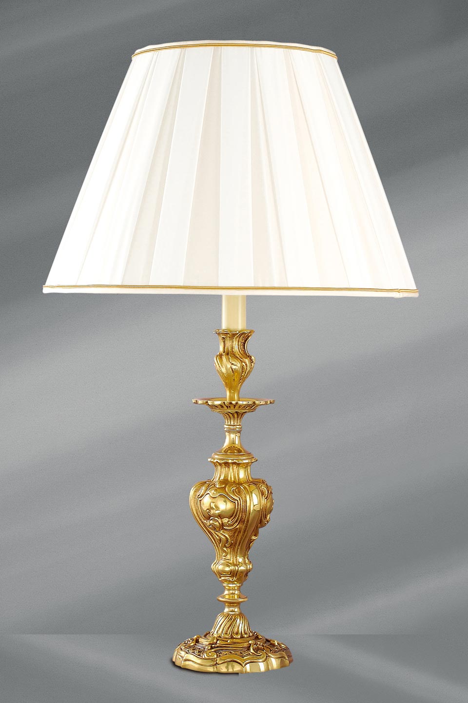 Lampadaire doré Louis XV en bronze verre dépoli et support rond - Lucien  Gau, luminaires classiques de prestige - Réf. 12020249 - mobile