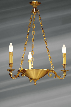 Lustre de style Louis XVI en forme de coupe suspendue, bronze massif . Lucien Gau. 