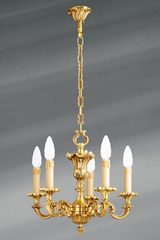 Lustre doré Louis XV cinq bougeoirs . Lucien Gau. Lustre doré Louis XV cinq bougeoirs . Lucien Gau.