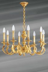 Lustre huit lumières Louis XV bronze vieil or feuilles et perles. Lucien Gau. Lustre huit lumières Louis XV bronze vieil or feuilles et perles. Lucien Gau.