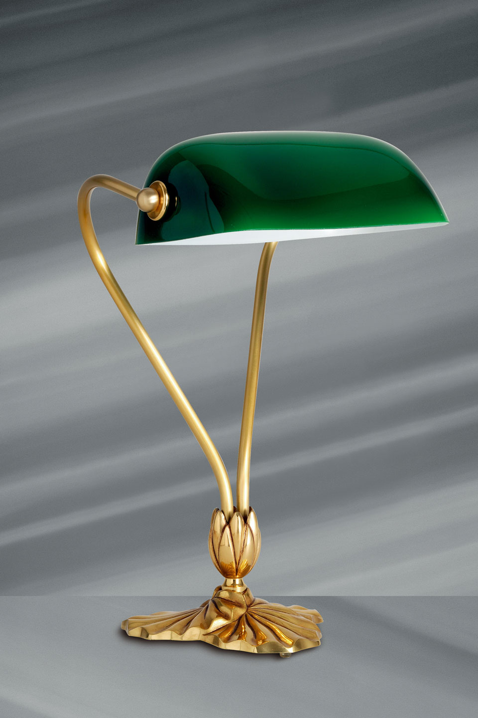 Lampe Verte Dans Une Bibliothèque Banque D'Images et Photos Libres De  Droits. Image 85669586