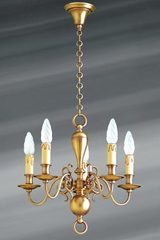 Petit lustre en laiton de style hollandais cinq lumières . Lucien Gau. Petit lustre en laiton de style hollandais cinq lumières . Lucien Gau.