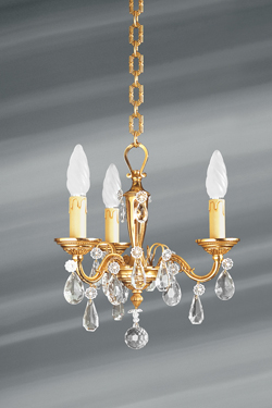 Petit lustre trois lumières de style Louis XVI en bronze massif doré et pampilles. Lucien Gau. 