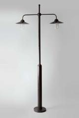 Outdoor floor lamp 19th century old brass Cour Cheverny. Lum’Art. Outdoor floor lamp 19th century old brass Cour Cheverny. Lum’Art.