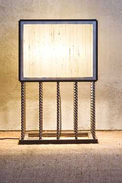 Lampadaire cube en bronze, soie indienne et ébène de Macassar Pasha - Ivoire. Luminara. 