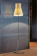 Lampadaire droit Audrey métal vernis noir et abat-jour soie plissée ivoire. Luminara. Lampadaire droit Audrey métal vernis noir et abat-jour soie plissée ivoire. Luminara.