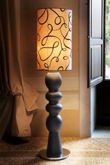 Lampadaire en chêne massif noir ébène et abat-jour en velours à motif Brio. Luminara. Lampadaire en chêne massif noir ébène et abat-jour en velours à motif Brio. Luminara.