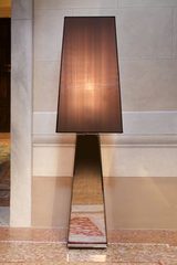 Lampadaire pyramide Narciso miroir biseauté et abat-jour taupe. Luminara. Lampadaire pyramide Narciso miroir biseauté et abat-jour taupe. Luminara.