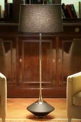Lampadaire Vuvu Wood chêne teinté wengé foncé et abat-jour taupe 130cm. Luminara. Lampadaire Vuvu Wood chêne teinté wengé foncé et abat-jour taupe 130cm. Luminara.