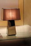 Lampe pyramide Narciso miroir biseauté et abat-jour taupe. Luminara. 