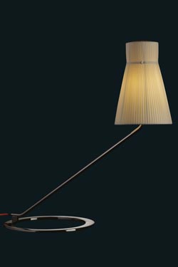 Lampe de bureau inclinée Audrey métal vernis noir et abat-jour soie plissée ivoire. Luminara. 