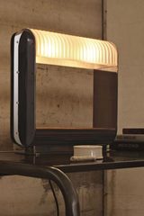 Lampe Dupré ébène de Macassar, métal nickelé noir et diffuseur dépoli incolore. Luminara. Lampe Dupré ébène de Macassar, métal nickelé noir et diffuseur dépoli incolore. Luminara.