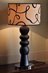 Lampe en chêne massif noir ébène et abat-jour en velours à motif Brio. Luminara. Lampe en chêne massif noir ébène et abat-jour en velours à motif Brio. Luminara.
