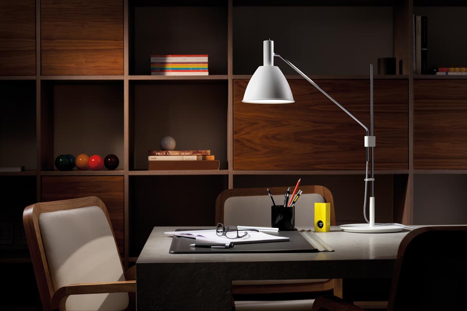 Bauhaus 90T lampe de bureau métal chrome et blanc. Lumini. 
