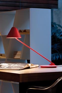 Ginga tilt desk lamp in red metal. Lumini. 
