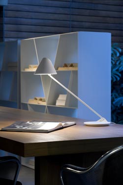 Ginga tilt desk lamp in red metal. Lumini. 