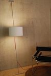 Lift lampadaire monte-et-baisse en bois et inox. Lumini. 