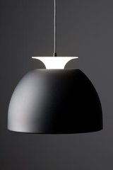 Mini Bossa suspension ronde métal laqué noir mat. Lumini. Mini Bossa suspension ronde métal laqué noir mat. Lumini.