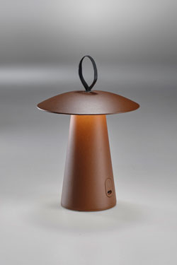 Buddy rechargeable cordless lamp in rust-coloured aluminium. Lupia Licht. 