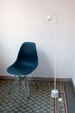 Boogie mini white floor lamp . Luz Difusion. 